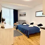 Al-dom De Luxe Z Bocznym Widokiem Na Morze I Miejscem W Hali Garazowej Apartment Kolobrzeg